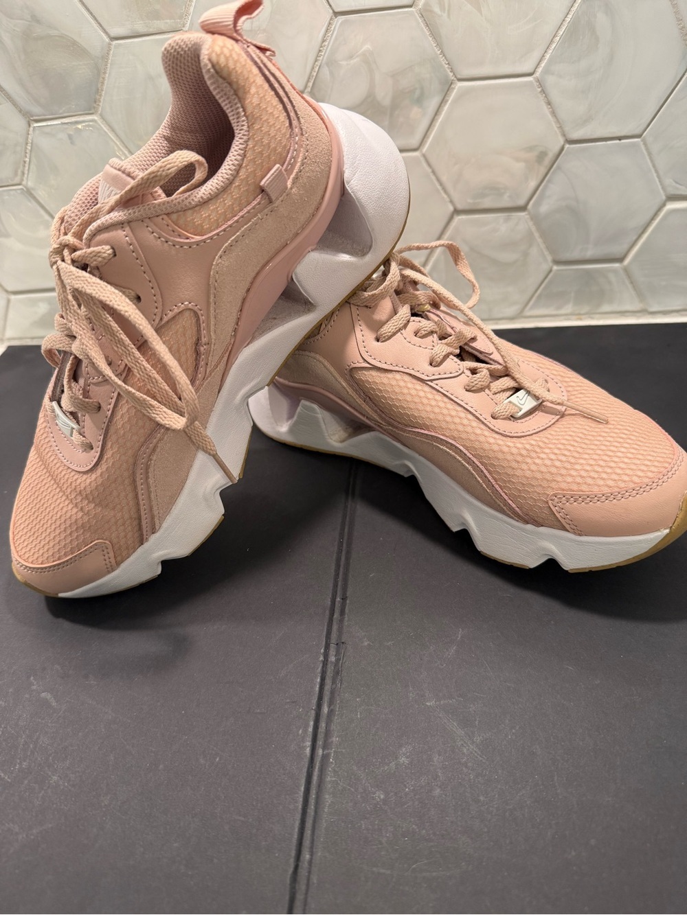 Nike Woman’s RYZ 365 2 Pink Oxford Sneaker Sz 7 EUC GOAT Retired